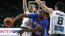 Francouzský basketbalista Boris Diaw (v modrém) po litevském zdvojení v podání...