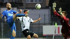Ústecký fotbalista Smola (v modrém) překonává vlašimského gólmana Fendricha. Ústecký fotbalista Smola (v modrém) překonává vlašimského gólmana Fendricha.
