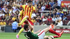 Lionel Messi z Barcelony (vlevo) a Aymeric Laporte z Bilbaa v souboji o balón