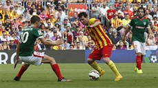 POD KONTROLOU. Lionel Messi si hlídá mí v utkání Barcelona vs. Bilbao