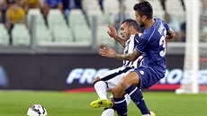 Panagiotis Kone z Udine (vpravo) nechce pipustit, aby se útoník Juventusu...