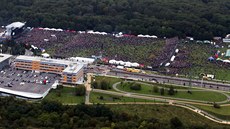 Kabát 13.9. 2014, letecký zábr na koncert na Vypichu.