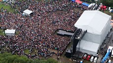 Kabát 13.9. 2014, letecký zábr na koncert na Vypichu.