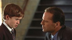 Haley Joel Osment a Bruce Willis ve filmu estý smysl (1999)