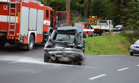 Osobní vz se po stetu s náklaákem u Hlinska vzal.