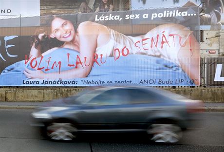 Pedvolební billboard Laury Janákové u Hlavního nádraí v Praze.