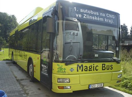 Nový autobus na plyn mohou cestující vyuít na nov zavedené lince . 9.
