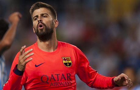 Gerard Piqué z Barcelony bhem remízového utkání s Málagou.