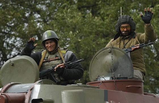 Ukrajintí vojáci nedaleko msta Debalceve (24. záí 2014)