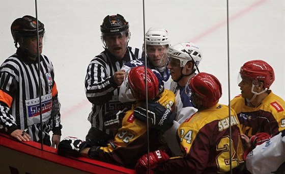 Momentka z utkání 1. hokejové ligy mezi Jihlavou a Kladnem.