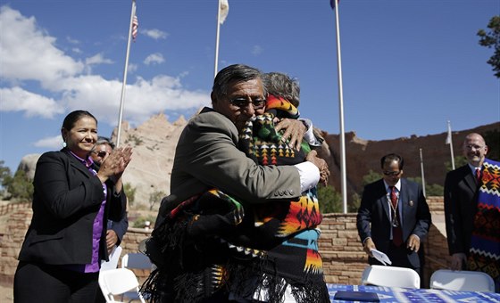 Prezident kmene Navaho Ben Shelly objímá ministryni USA  Sally Jewellovou pi...
