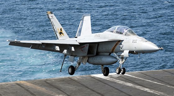 F/A-18F Super Hornet pilétá z jednoho z útok na pozice islamist v Sýrii.