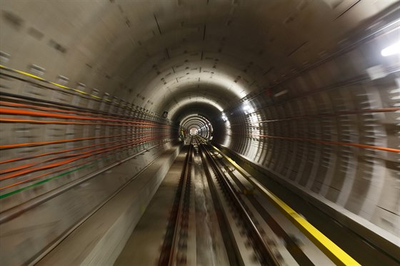 Nová ást linky A praského metra je krátce ped dokonením. Bhem soboty napojí zabezpeovací zaízení nového úseku.