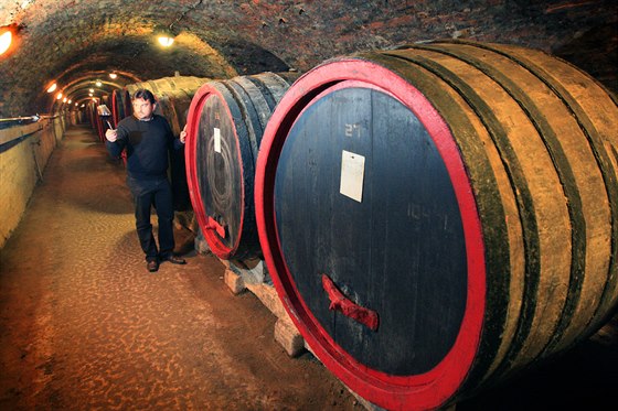 Templáské sklepy sdruují zhruba 400 rodinných pstitel vína a 30 stedních vinaských podnik na Morav.