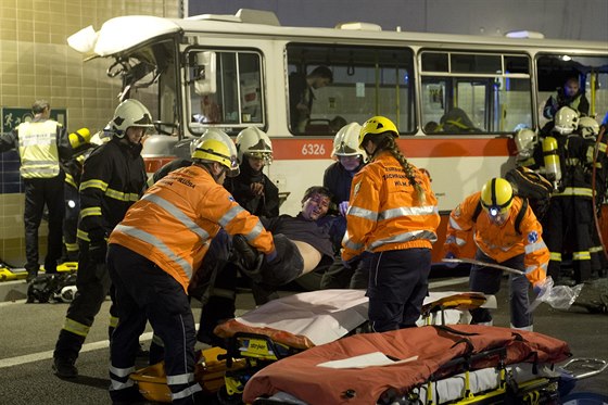 Sráka dvou osobních automobil a havárii autobusu v tunelu Blanka