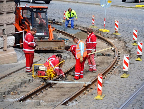 Po velké výluce na Blohorské pokrauje oprava trati i na Pohoelci. Z dvodu údrby tramvajové trati dochází od pondlí 22. záí 2014 do tvrtka 25. záí 2014 k peruení provozu tramvají v úseku Brusnice  Malovanka ve smru na Bílou Horu. Tramvaj úsek 