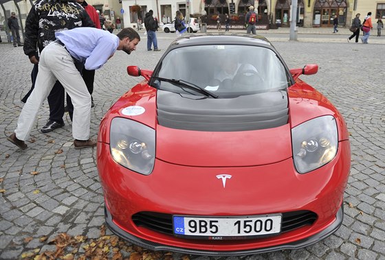 Tesla Roadster na jihlavském Masarykov námstí