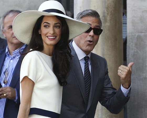 George Clooney a Amal Alamuddinová pi píchodu na radnici v Benátkách, kde...