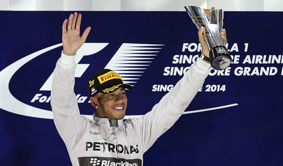 VÍTZ. Lewis Hamilton po triumfu ve Velké cen Singapuru. 