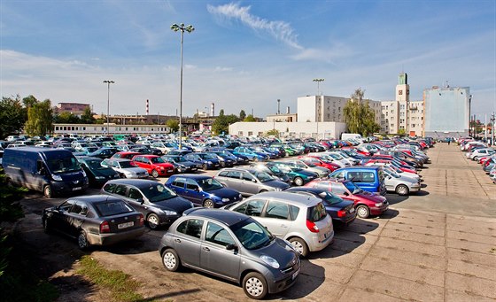 Parkování u Koruny v Hradci Králové skonilo s píchodem listopadu 2014.
