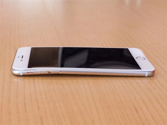 Konstrukní vada iPhonu 6 mohla zapíinit nemonost jeho pouívání. Apple se v soudním sporu brání záruními podmínkami. Ilustraní snímek