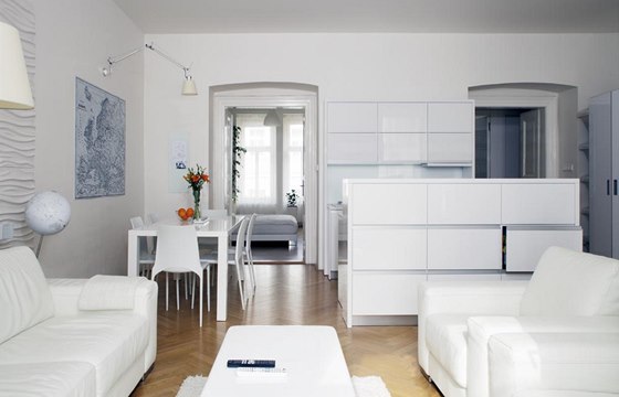 Pi vytváení vlastního bytu vsadil architekt na bílou barvu.