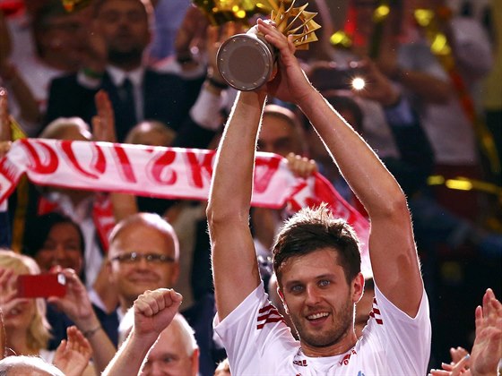 Kapitán polských volejbalist Michal Winiarski s trofejí pro mistry svta.