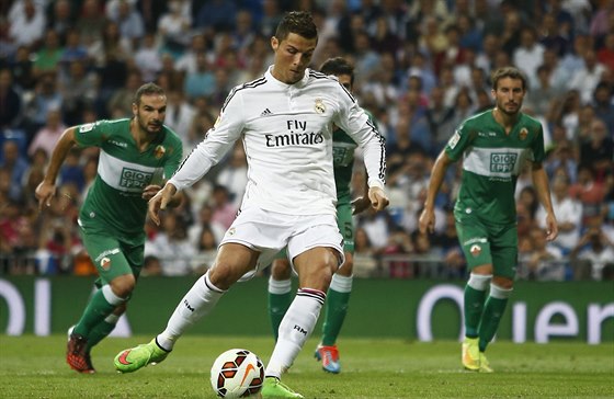 Cristiano Ronaldo z Realu Madrid napahuje ke gólové tref v zápase s Elche.