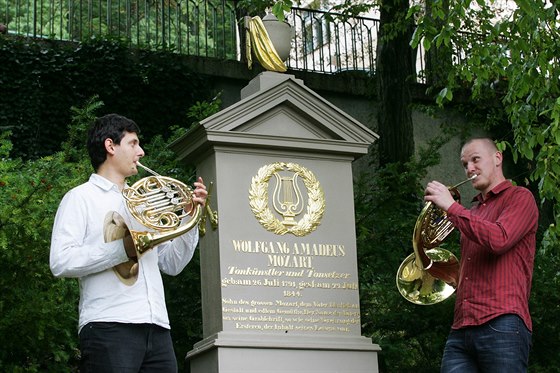 Náhrobek Mozartova syna se po oprav vrátil na Ondejský hbitov v Karlových...