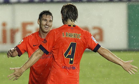 Lionel Messi a Ivan Rakiti slaví gól Barcelony