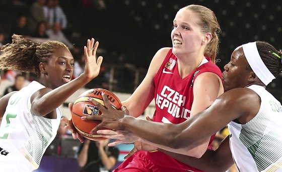 eská basketbalistka Alena Hanuová proniká brazilskou obranou.