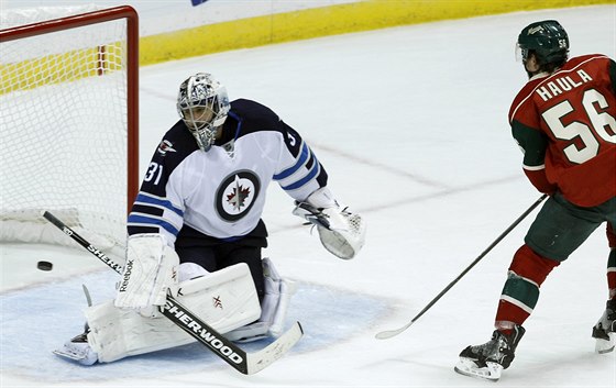 Ondej Pavelec z Winnipegu nestail na stelu Erika Hauly z Minnesoty.