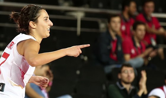 panlská basketbalistka Alba Torrensová slaví ko proti Brazílii.