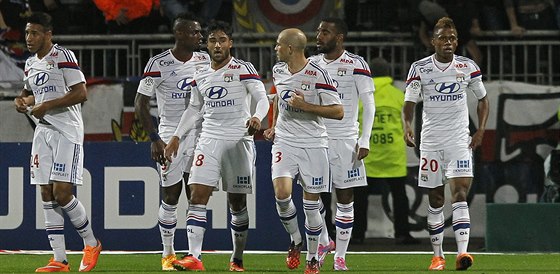 Fotbalisté Lyonu slaví gól.