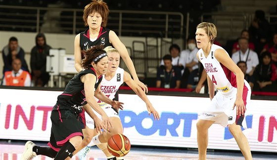 Momentka z basketbalového utkání MS en esko (bílá) vs. Japonsko
