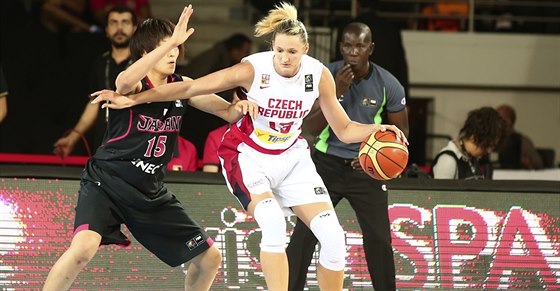 eská basketbalistka Petra Kulichová vede mí v utkání s Japonskem