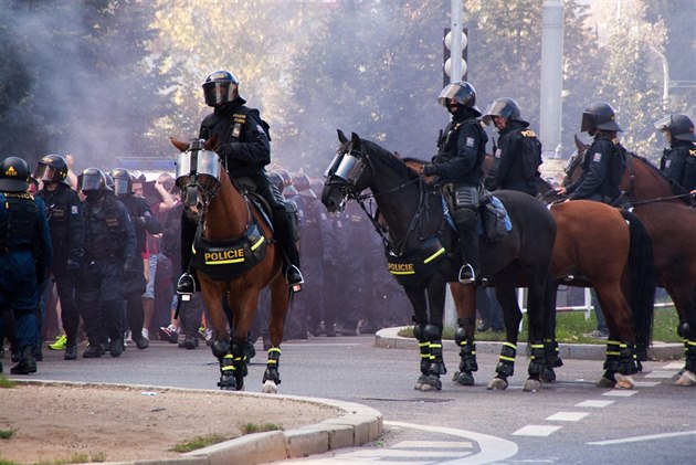 Na fanouky dohlíela policie.