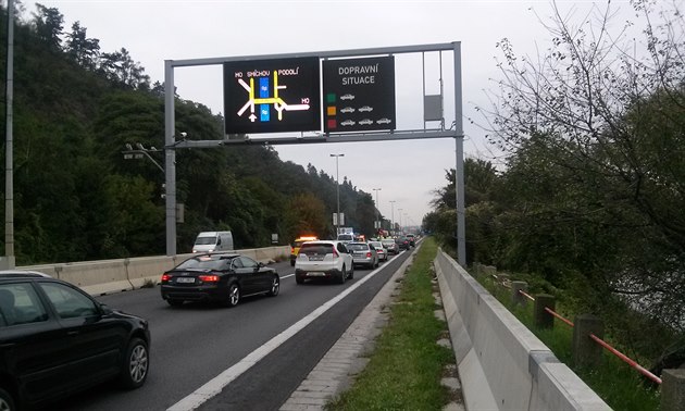 Nehoda na Strakonické smrem k Lihovaru do centra