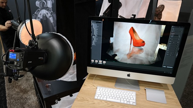 Boty nebo bazén plný vody? PhotoRobot zvládne nafotit obojí. Boty nebo bazén plný vody? PhotoRobot zvládne nafotit obojí.