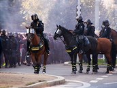 Na fanouky dohlíela policie.