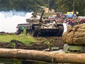 Velkou pozornost poutala jízda tanku, který se následně vyřádil na vraku auta. Velkou pozornost poutala jízda tanku, který se následně vyřádil na vraku auta.