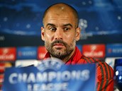 Trenr Pep Guardiola z Bayernu Mnichov na tiskov konferenci ped zpasem Ligy...