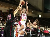 esk basketbalistka Kateina Elhotov v duelu s Japonskem