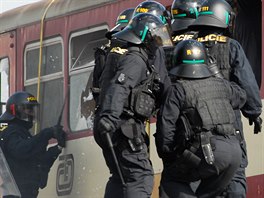 Zsah podkov policie proti chulignm ve vlaku na Dnech NATO v Ostrav