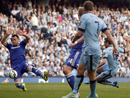 GLOV STELA. Frank Lampard v dresu Manchesteru City prosteluje obranu