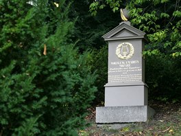 Nhrobek Mozartova syna se po oprav vrtil na Ondejsk hbitov v Karlovch...