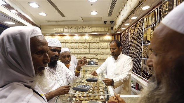 Muslimov nakupuj perky v jednom z klenotnictv v Mekce. 