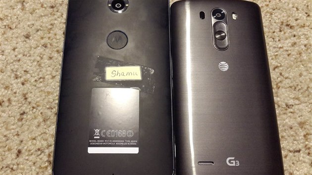 V diskuzi na strnkch Droid Life se objevila fotografie zachycujc dajn Nexus X. Jeho velk rozmry jsou zejm v porovnn s 5,5palcovm LG G3. Podle serveru TK Tech News se ale v ppad uniklho snmk jedn o pipravovanou Motorolu Moto S, co pr dokazuje chybjc logo Nexus. Motorola Moto S m podle TK Tech News patit do stle mlhou opedenho programu Android Silver.