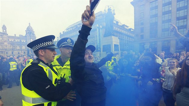 Den po ohlen vsledk referenda vypukly v Glasgow nepokoje (20. z 2014)
