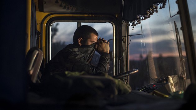 Ukrajinsk vojk sleduje vmnu vlench zajatc nedaleko Doncku (22. z 2014)
